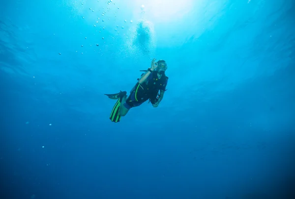 Ung man scuba diver visar ok tecken — Stockfoto