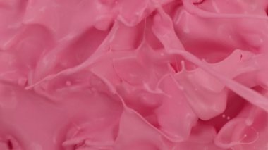 Pembe boyanın çok yavaş sıçraması. Soyut arkaplan. Yüksek hızlı sinema kamerası, 1000 fps..