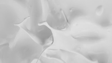 Makro çekimde süt çok yavaş sıçrıyor. Yüksek hızlı sinema kamerası, 1000fps.