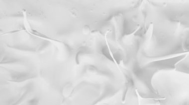 Makro çekimde süt çok yavaş sıçrıyor. Yüksek hızlı sinema kamerası, 1000fps.