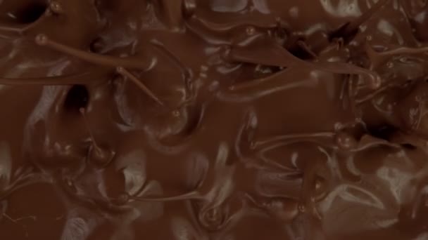 Super Langzame Beweging Van Donkere Warme Chocolademelk Spatten Gefilmd Met — Stockvideo