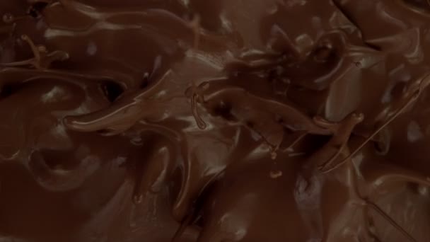 Super Langzame Beweging Van Donkere Warme Chocolademelk Spatten Gefilmd Met — Stockvideo