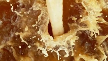 Bira koymanın çok yavaş bir yolu. Yüksek hızlı sinema kamerası, 1000 fps..