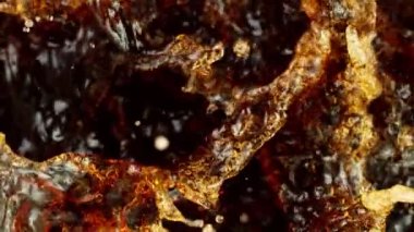 Kola içeceği ya da buzlu çayın çok yavaş bir çekimi. Yüksek hızlı sinema kamerası, 1000 fps..