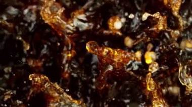 Kola içeceği ya da buzlu çayın çok yavaş bir çekimi. Yüksek hızlı sinema kamerası, 1000 fps..