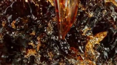 Kola içeceği ya da buzlu çay koymanın çok yavaş bir yolu. Yüksek hızlı sinema kamerası, 1000 fps..