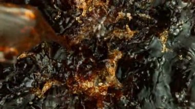 Kola içeceği ya da buzlu çay koymanın çok yavaş bir yolu. Yüksek hızlı sinema kamerası, 1000 fps..