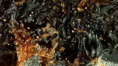 Kola içeceği ya da buzlu çayın çok yavaş bir çekimi. Yüksek hızlı sinema kamerası, 1000 fps..