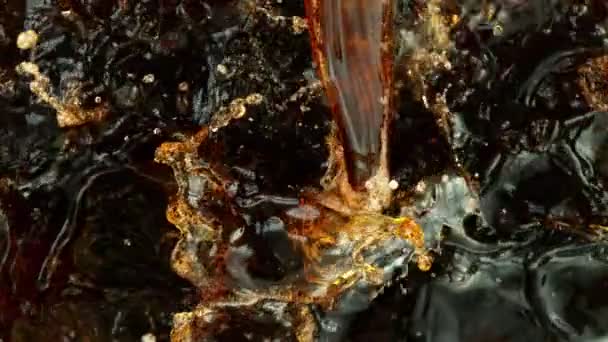 Mouvement Super Lent Verser Une Boisson Cola Thé Glacé Filmé — Video