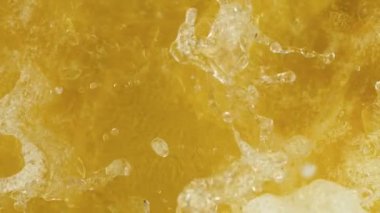 Beyaz şarabın çok yavaş sıçraması. Yüksek hızlı sinema kamerası, 1000 fps..