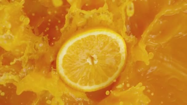 Супер Медленное Движение Оранжевого Ломтика Падающего Сок Снято Камеру Высокоскоростного — стоковое видео