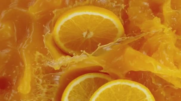Szuper Lassított Narancsszeletek Hullanak Gyümölcslébe Nagysebességű Mozi Kamera 1000 Fps — Stock videók