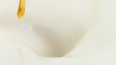 Kremayı karamel ile karıştırmak çok yavaş bir hareket. Yüksek hızlı sinema kamerası, 1000 fps..