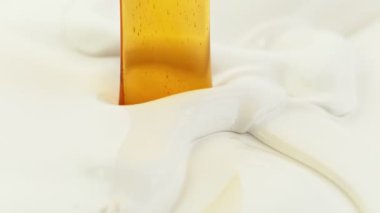 Kremayı karamel ile karıştırmak çok yavaş bir hareket. Yüksek hızlı sinema kamerası, 1000 fps..