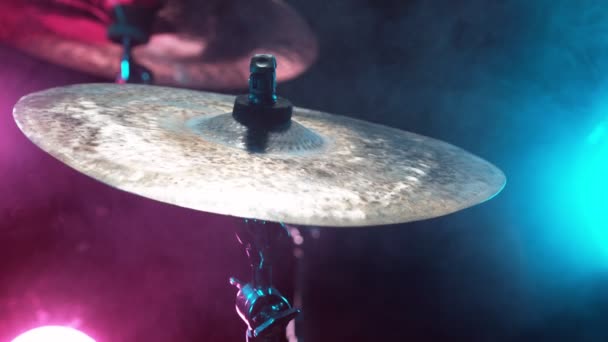 Super Slow Motion Van Drummer Bonzen Bekken Met Gekleurde Poeder — Stockvideo