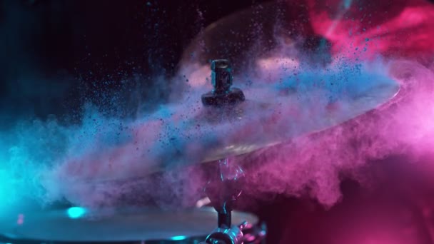 鼓手用彩色粉末爆炸轰击松果体的超级慢动作 用高速摄像机拍摄 每秒1000帧 — 图库视频影像