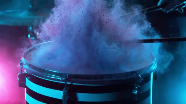 Movimento Super Lento Baterista Batendo Bateria Com Explosão Colorido Filmado — Vídeo de Stock