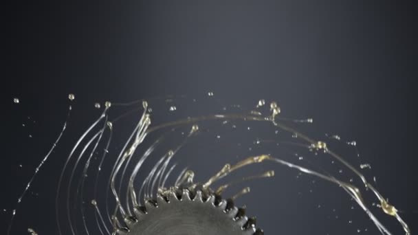 Супер Повільний Рух Обертового Сталевого Колеса Двигуна Олійними Бризками Знімається — стокове відео