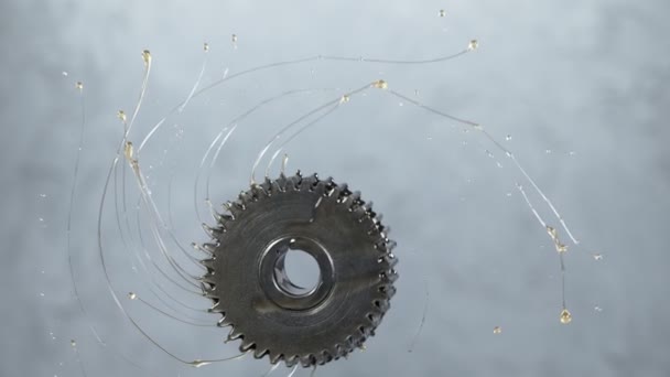 Super Slow Motion Rotating Engine Steel Wheel Oil Splashes Filmed — Αρχείο Βίντεο