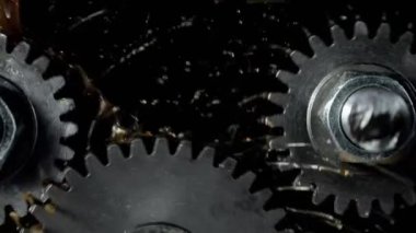 Motor çarklarının çok yavaş hareket etmesi ve yağ sıçraması. Yüksek hızlı sinema kamerası, 1000 fps..