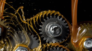 Tooth gear wheel with oil splashes, freeze motion, lubrication concept