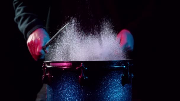 Super Zpomalení Bubnování Bubnů Buben Cákáním Vody Natočeno Vysokorychlostní Kameře — Stock video