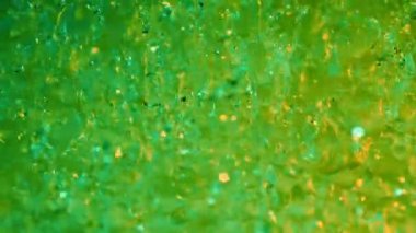 Neon ışıklarıyla aydınlatılmış su sıçratmanın süper yavaş çekimi. Çok hızlı bir kamerayla çekildi, 1000 fps..