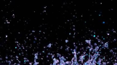 Neon ışıklarıyla aydınlatılmış su sıçratmanın süper yavaş çekimi. Yüksek hızlı sinema kamerası, 1000 fps..