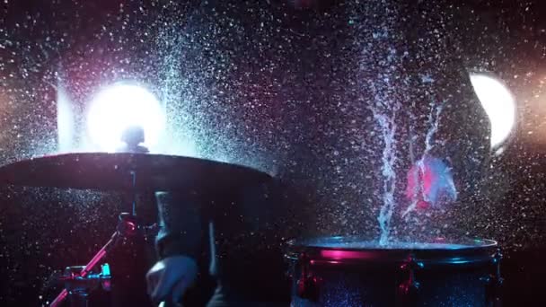 Super Slow Motion Van Drummer Bonzen Bekken Trommel Met Water — Stockvideo