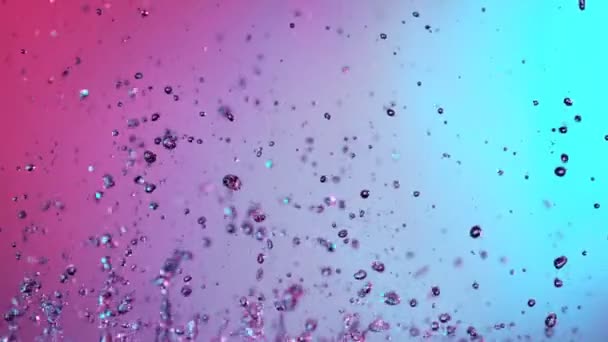 Super Slow Motion Stänk Vatten Belyst Neonljus Inspelning Höghastighetsbio Kamera — Stockvideo