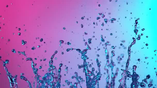 Super Slow Motion Stänk Vatten Belyst Neonljus Inspelning Höghastighetsbio Kamera — Stockvideo
