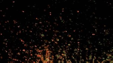 Neon ışıklarıyla aydınlatılmış su sıçratmanın süper yavaş çekimi. Yüksek hızlı sinema kamerası, 1000 fps..