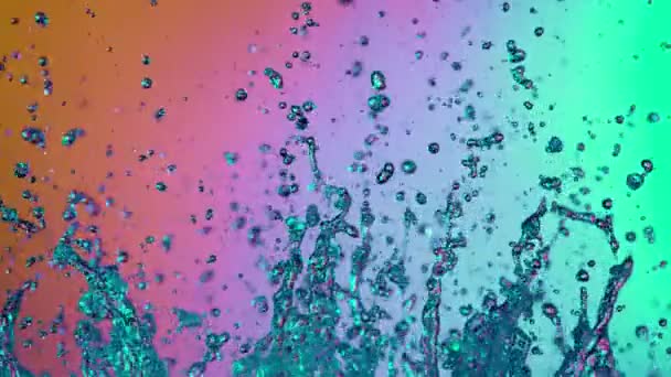 Супер Повільний Рух Бризок Води Освітлений Неоновими Вогнями Знімається Високошвидкісній — стокове відео