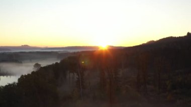Orta Avrupa 'nın sisli güzel manzarası üzerinde gün doğumunun hava görüntüleri.