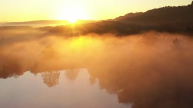 Orta Avrupa 'nın sisli güzel manzarası üzerinde gün doğumunun hava görüntüleri.