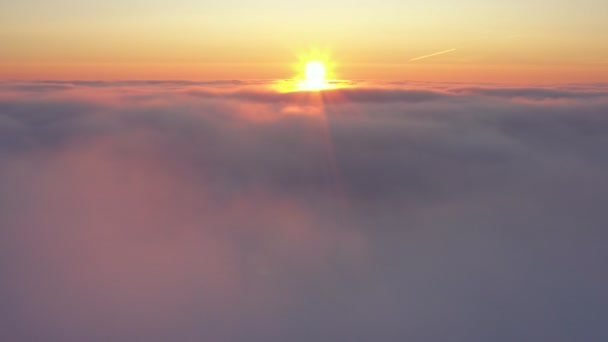 Atravessando Nuvens Durante Nascer Sol Voo Aéreo Acima Das Nuvens — Vídeo de Stock