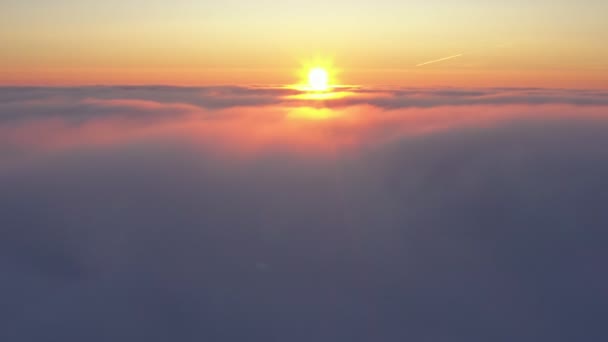 Cruzando Las Nubes Durante Amanecer Vuelo Aéreo Por Encima Las — Vídeo de stock