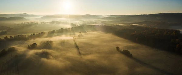 早朝の空中ビュー霧とヨーロッパの田舎 — ストック写真