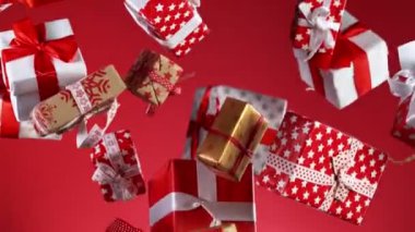 Renkli arka planda izole edilmiş süper yavaş uçan hediyeler. Yüksek hızlı sinema kamerası, 1000 fps..