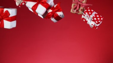 Renkli arka planda izole edilmiş süper yavaş uçan hediyeler. Yüksek hızlı sinema kamerası, 1000 fps..