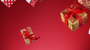 Renkli arka planda izole edilmiş süper yavaş uçan hediyeler. Yüksek hızlı sinema kamerası, 1000 fps..