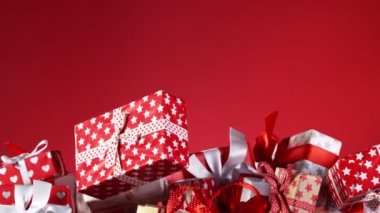 Renkli arka planda izole edilmiş süper yavaş uçan hediyeler. Yüksek hızlı sinema kamerası, 1000 fps..