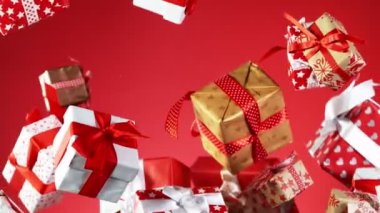 Renkli arka planda izole edilmiş süper yavaş uçan hediyeler. Yüksek hızlı sinema kamerası, 1000 fps..