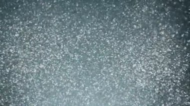 Mavi zemine düşen yapay karın süper yavaş çekimi. Yüksek hızlı sinema kamerası, 1000fps.