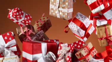 Renkli arka planda izole edilmiş süper yavaş uçan hediyeler. Yüksek hızlı sinema kamerası, 1000 fps..