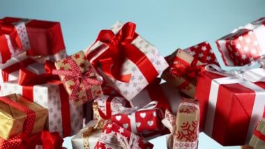 Renkli arka planda izole edilmiş süper yavaş uçan hediyeler. Yüksek hızlı sinema kamerası, 1000 fps..