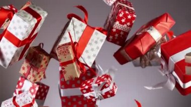 Renkli arka planda izole edilmiş süper yavaş uçan hediyeler. Yüksek hızlı sinema kamerası, 1000 fps..