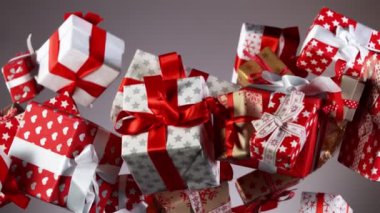 Renkli arka planda izole edilmiş süper yavaş uçan hediyeler. Yüksek hızlı sinema kamerası, 1000 fps..