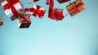 Renkli arka planda izole edilmiş süper yavaş uçan hediyeler. Yüksek hızlı sinema kamerası, 1000 fps..