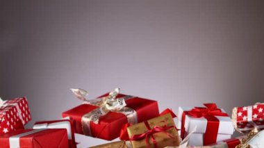 Renkli arka planda izole edilmiş süper yavaş uçan hediyeler. Yüksek hızlı sinema kamerası, 1000 fps..